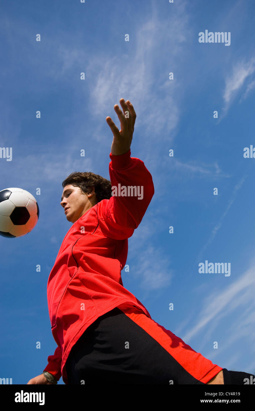 Soccer - Calcio giocatore controllando la sfera Foto Stock