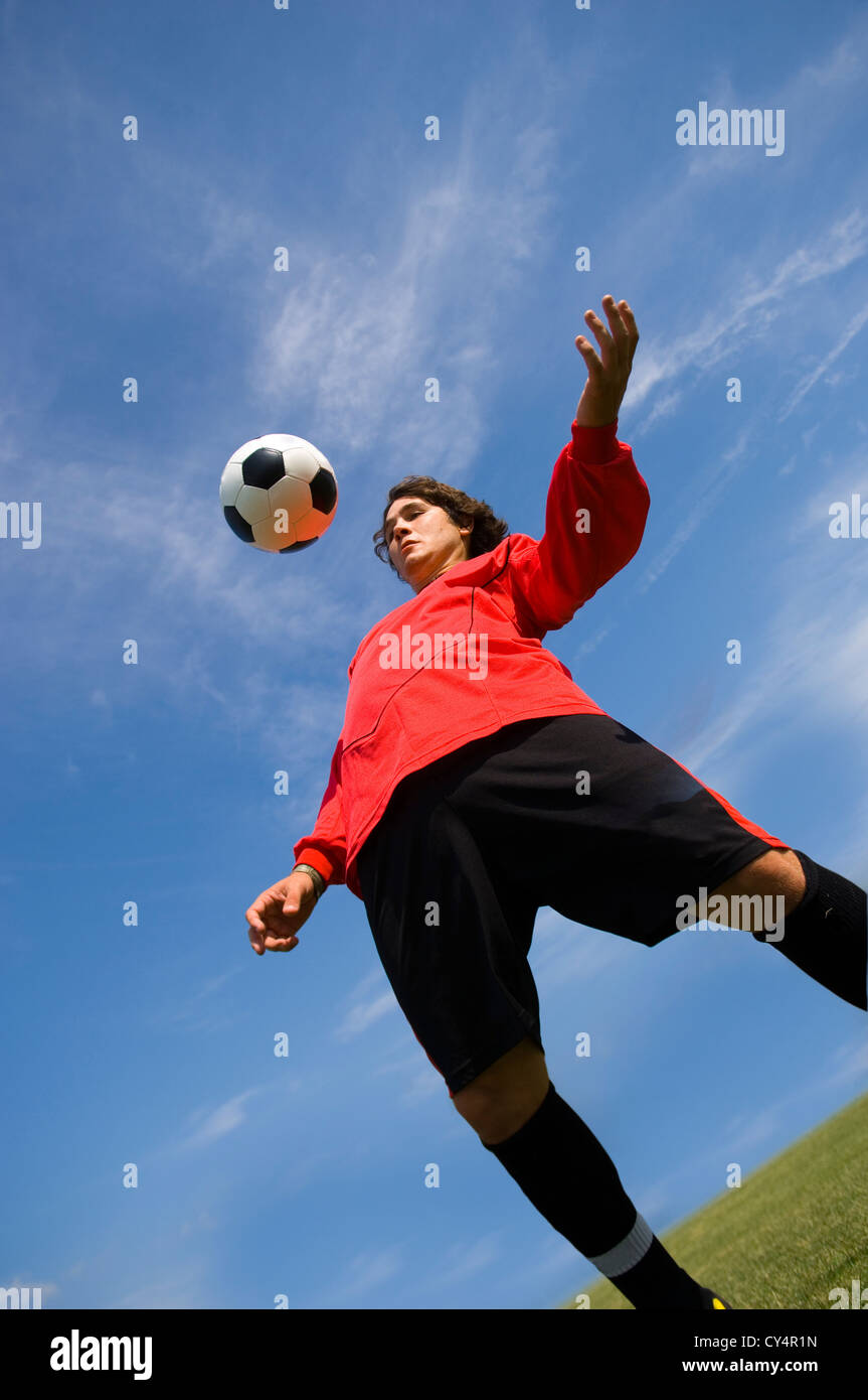 Soccer - Calcio giocatore controllando la sfera Foto Stock