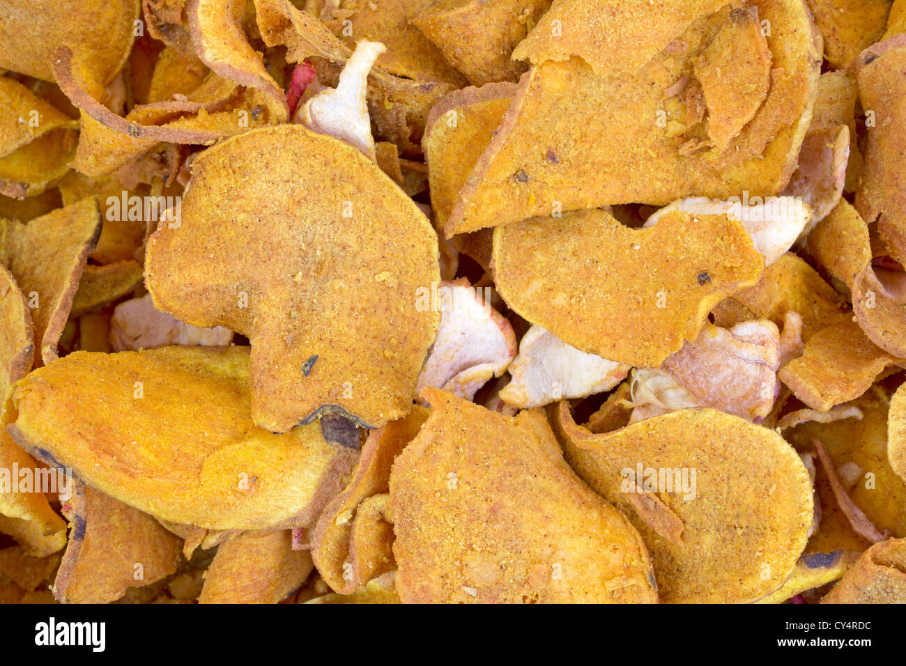 Molto vicino in vista della patata dolce chip con piccoli pezzi di foraggi disidratati fette di mela. Foto Stock