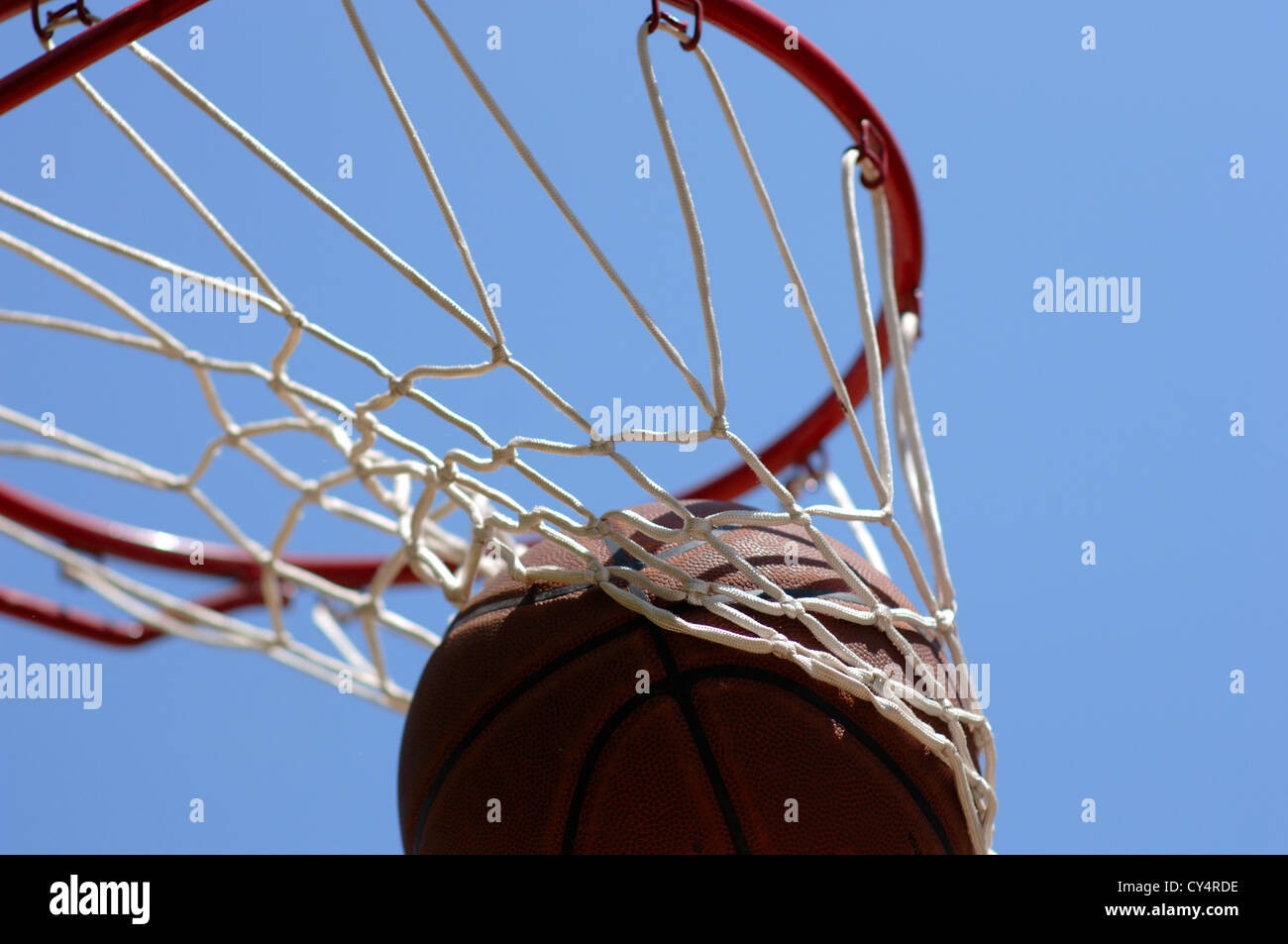 La pallacanestro andando attraverso net Foto Stock