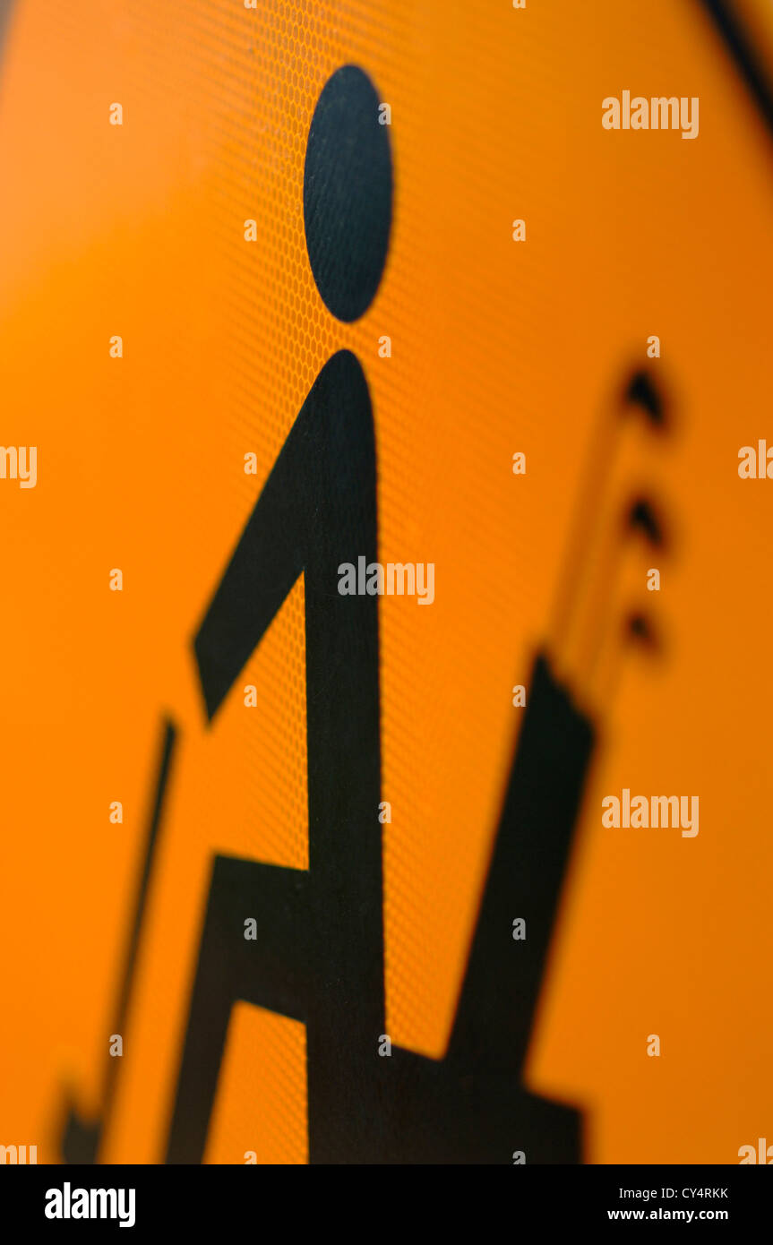 Chiusura del carrello da golf il simbolo di attenzione. molto leggera profondità di campo, solo i golfisti in testa è messa a fuoco Foto Stock