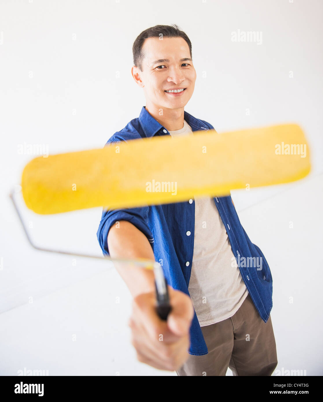 Uomo con verniciatura di bobina Foto Stock