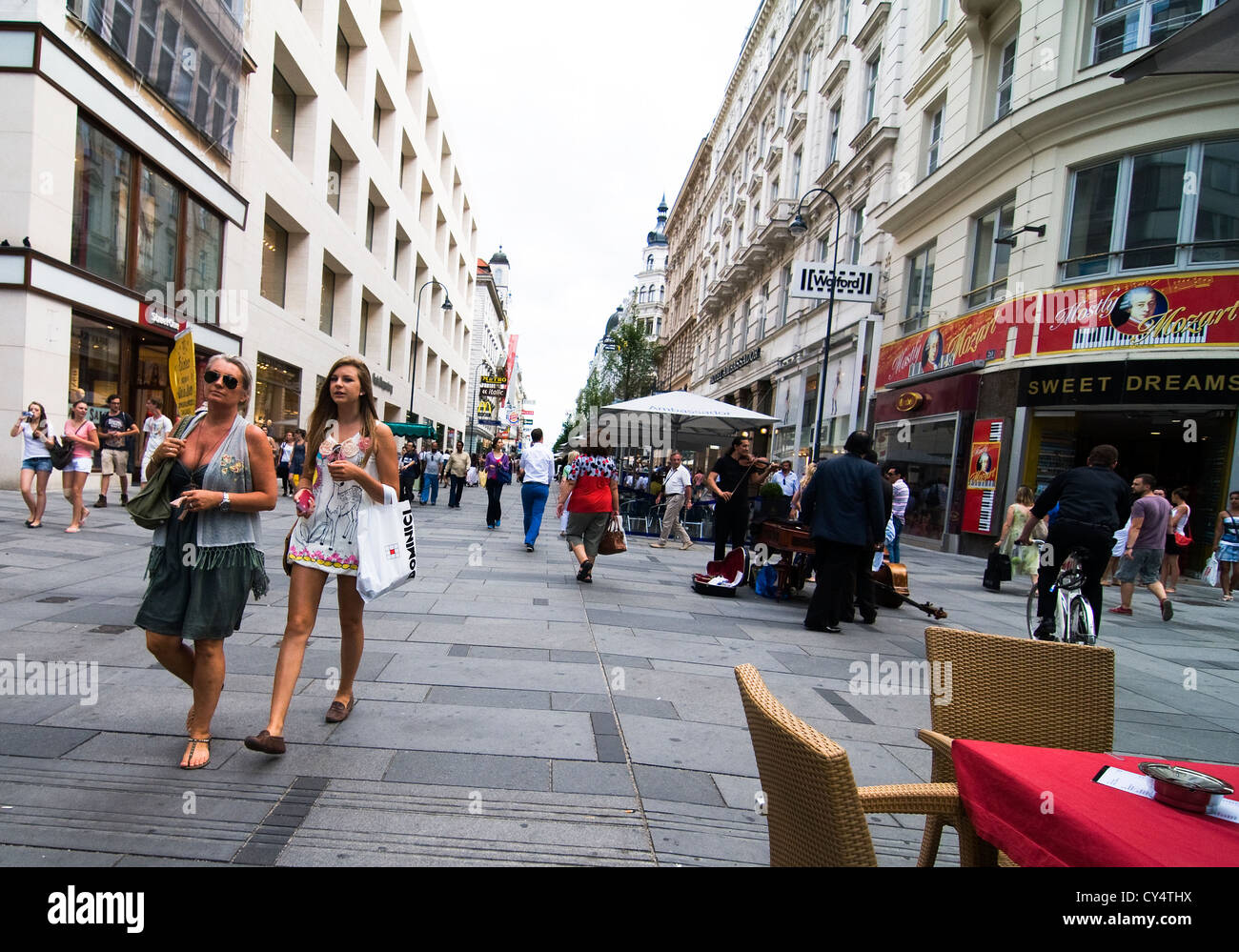 Le strade pedonali dello shopping nel centro di Vienna. Foto Stock