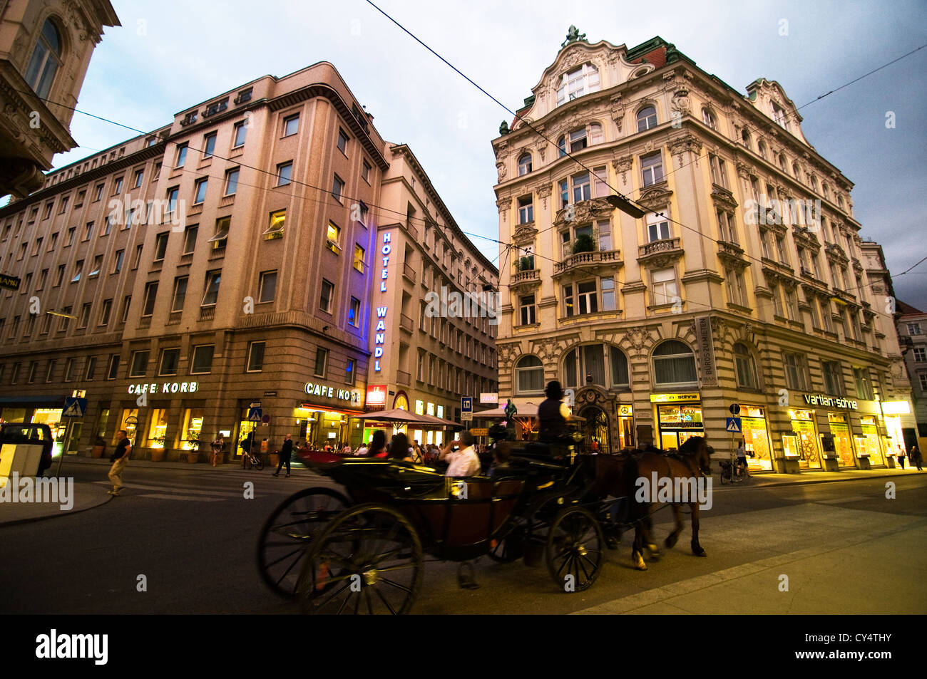 Un tradizionale carrozza prendendo tourist intorno al centro di Vienna. Foto Stock