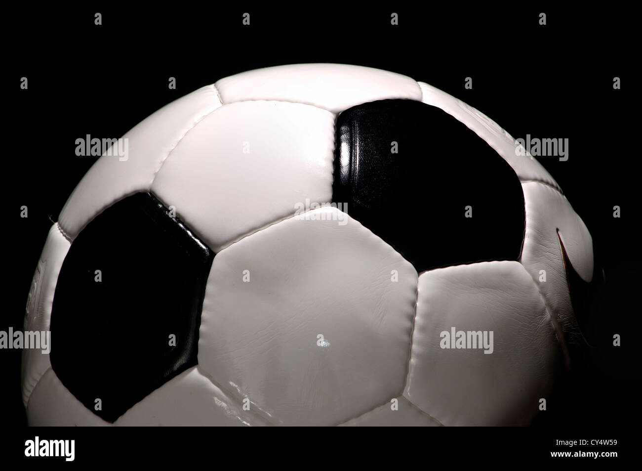 In bianco e nero di calcio - Pallone da calcio su sfondo nero Foto Stock