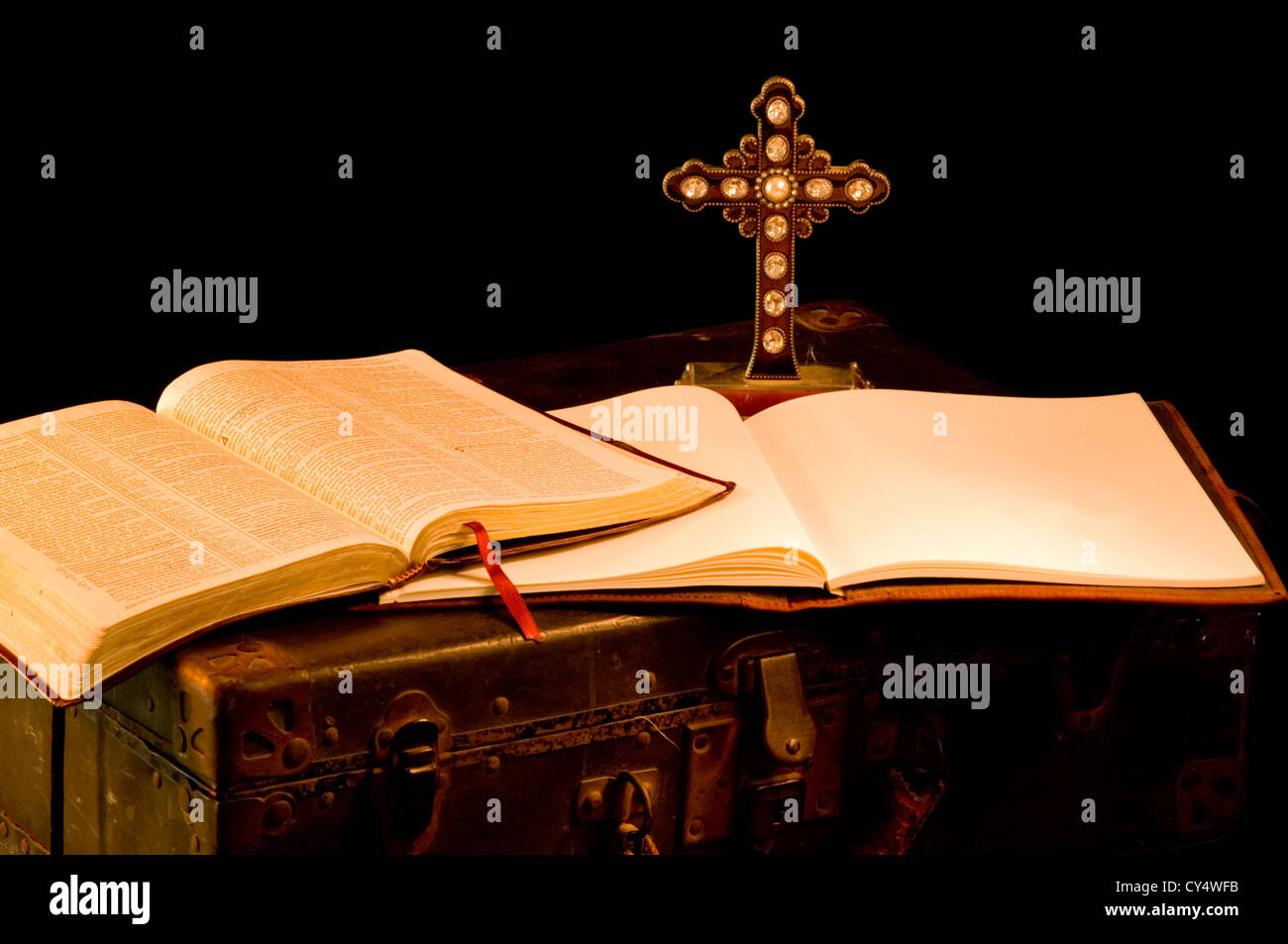 Vintage, antichi oggetti religiosi dipinto con la luce. Elementi di  missionario tra cui una Bibbia, ufficiale, valigia e croce Foto stock -  Alamy