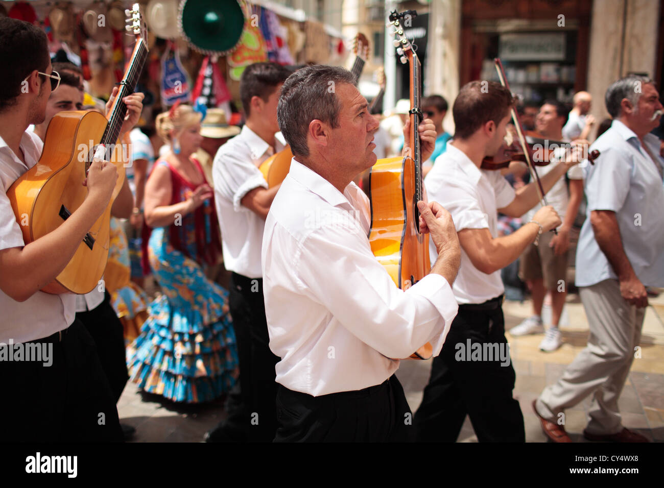 I musicisti a piedi attraverso le principali strade della Feria de Malaga, España Foto Stock