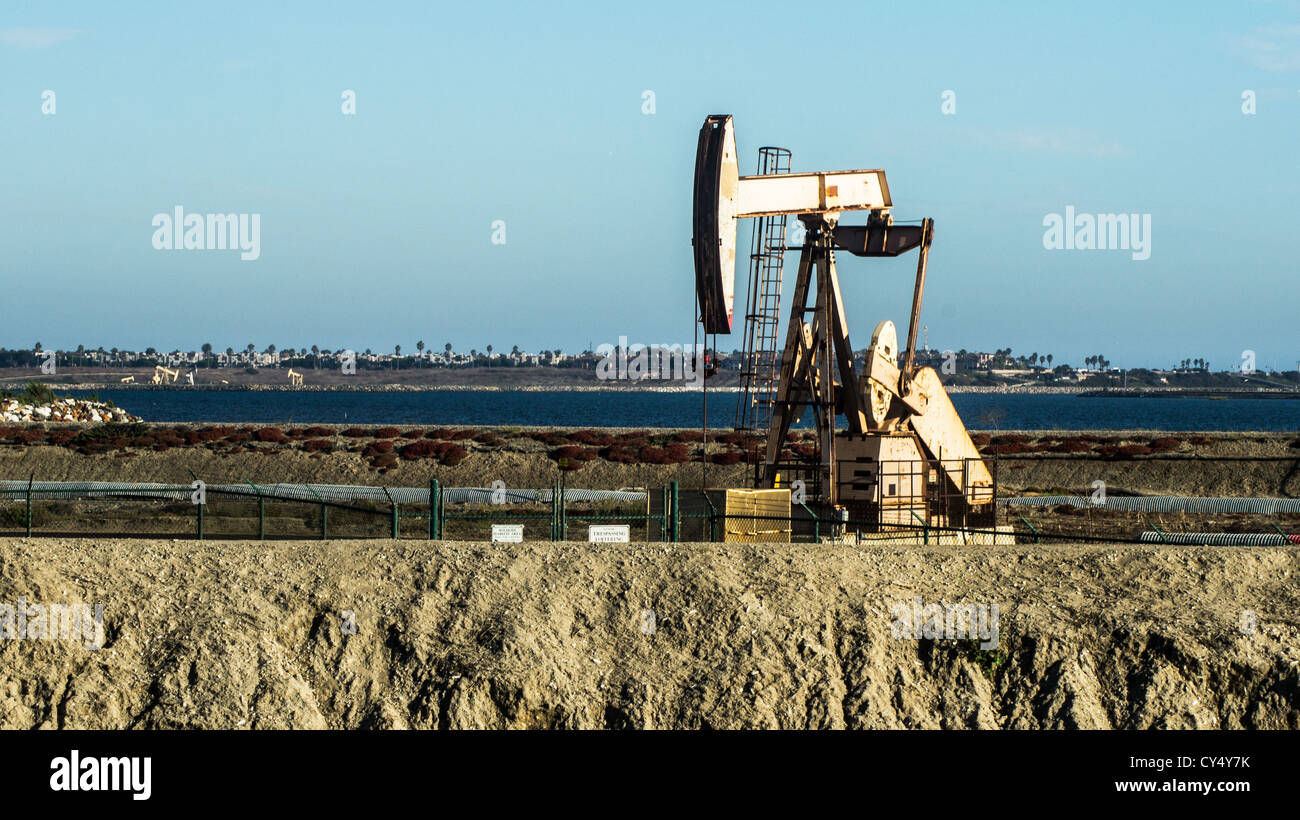 Olio Pumpjack ben situato a Bolsa Chica zone umide nella Riserva naturale del morbo di Huntington Beach, California Foto Stock