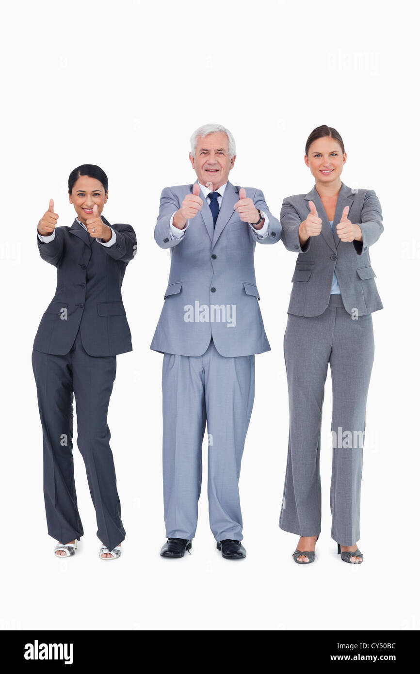 Tre imprenditori sorridente dando pollice in alto Foto Stock