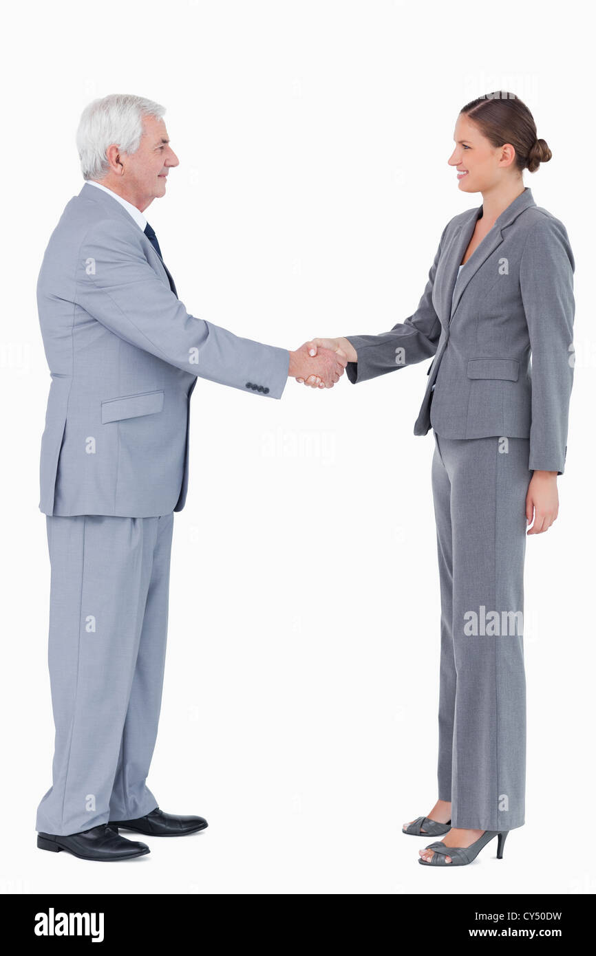 Vista laterale di sorridere businesspartner stringono le mani Foto Stock