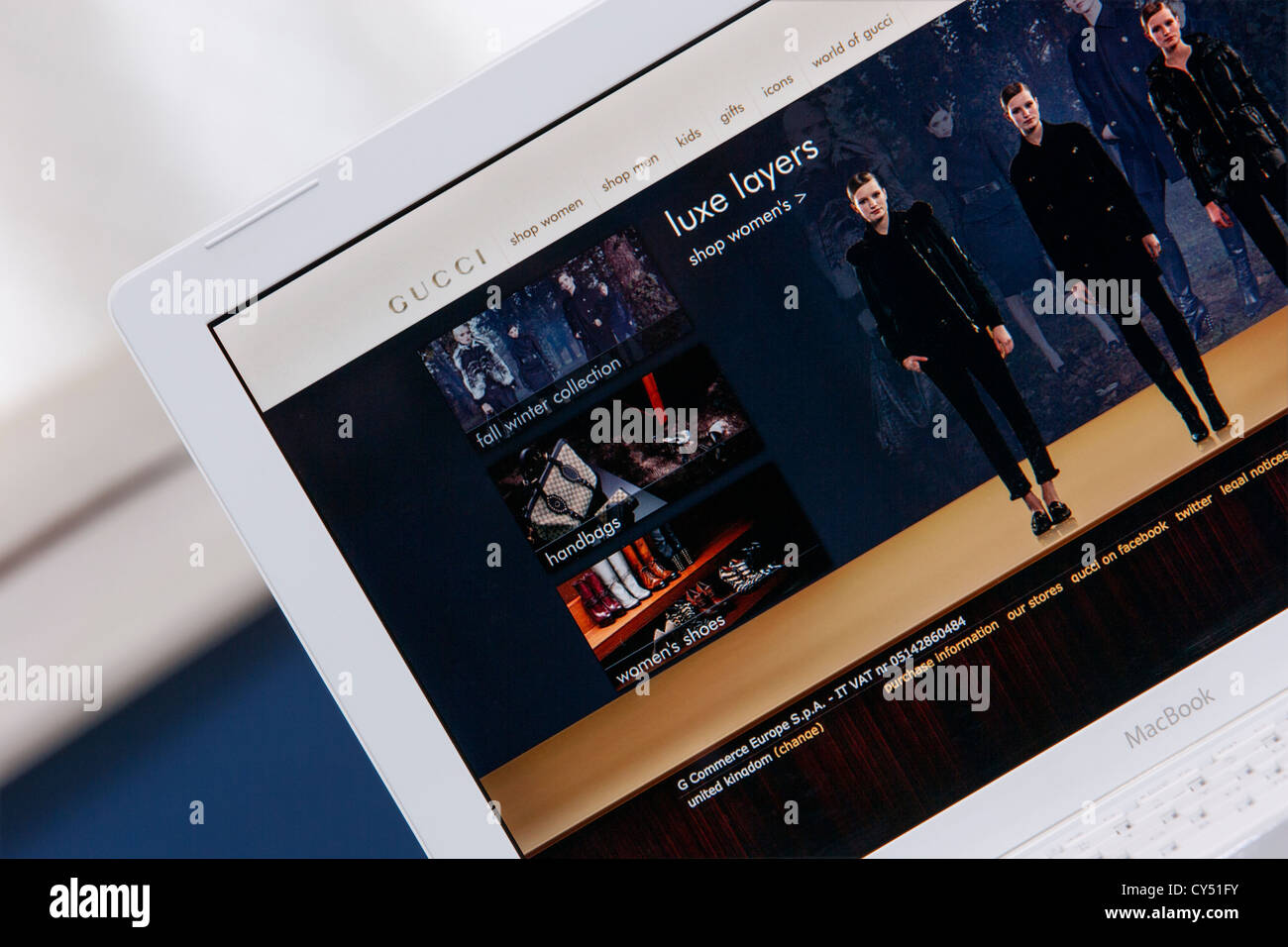 Una pagina web dal sito web del marchio di moda Gucci viene illustrato  mentre viene visualizzato su un computer portatile schermo Foto stock -  Alamy