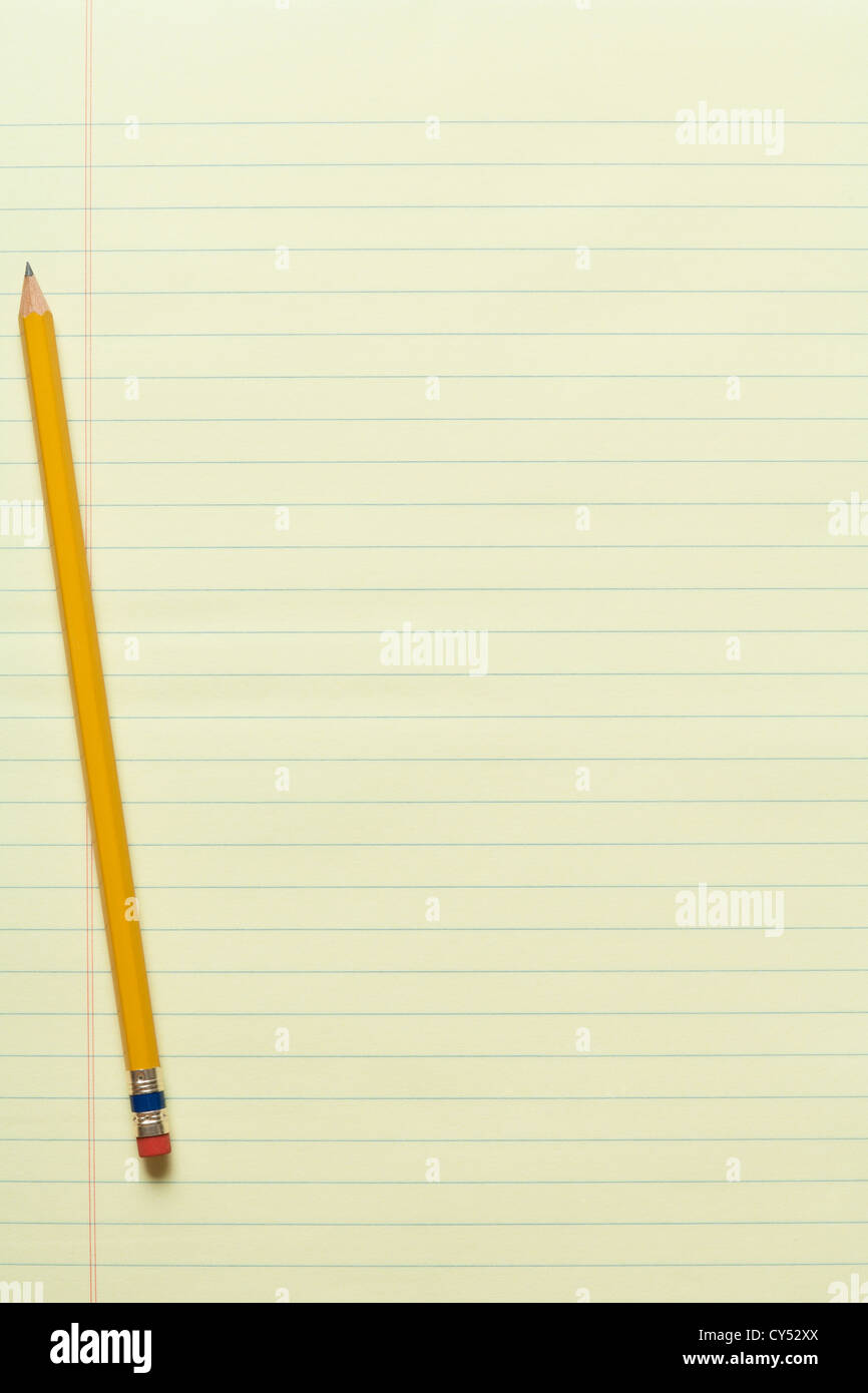 Gialla singola matita appuntita sul giallo pad legale Foto Stock