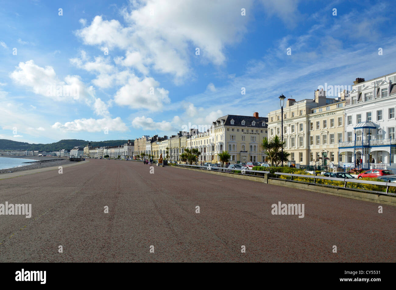 Llandudno Galles la vasta distesa di Llandudno passeggiata lungomare e alberghi di prima mattina estate Foto Stock