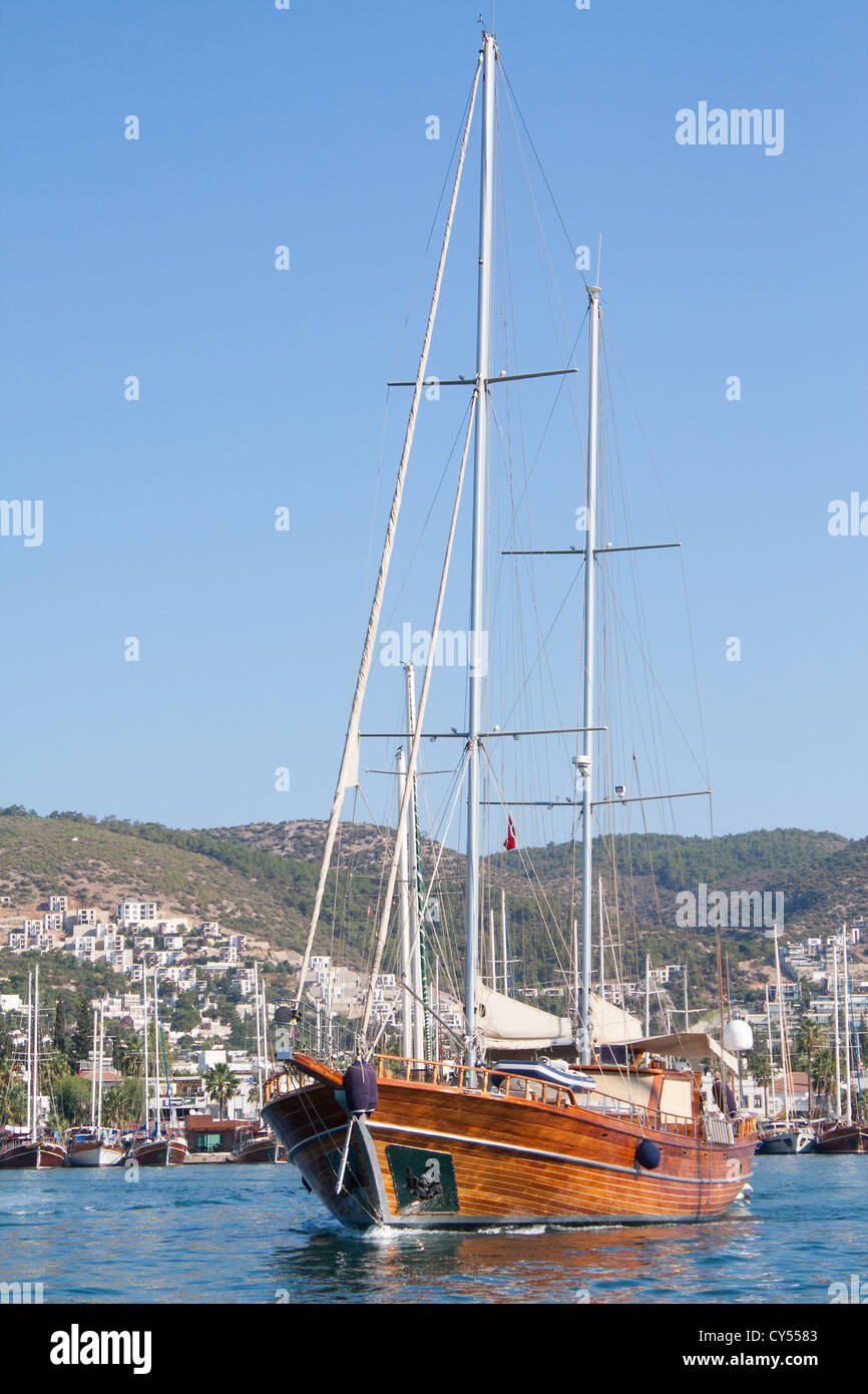 Barca a vela lasciando Bodrum Marina , la Turchia. Foto Stock