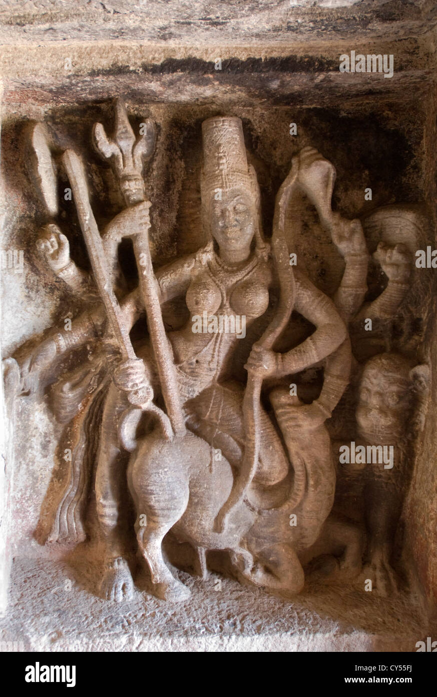 Durga uccidendo Mahishasura - Ravanaphadi tempio nella grotta in Aihole, Karnataka, India Foto Stock