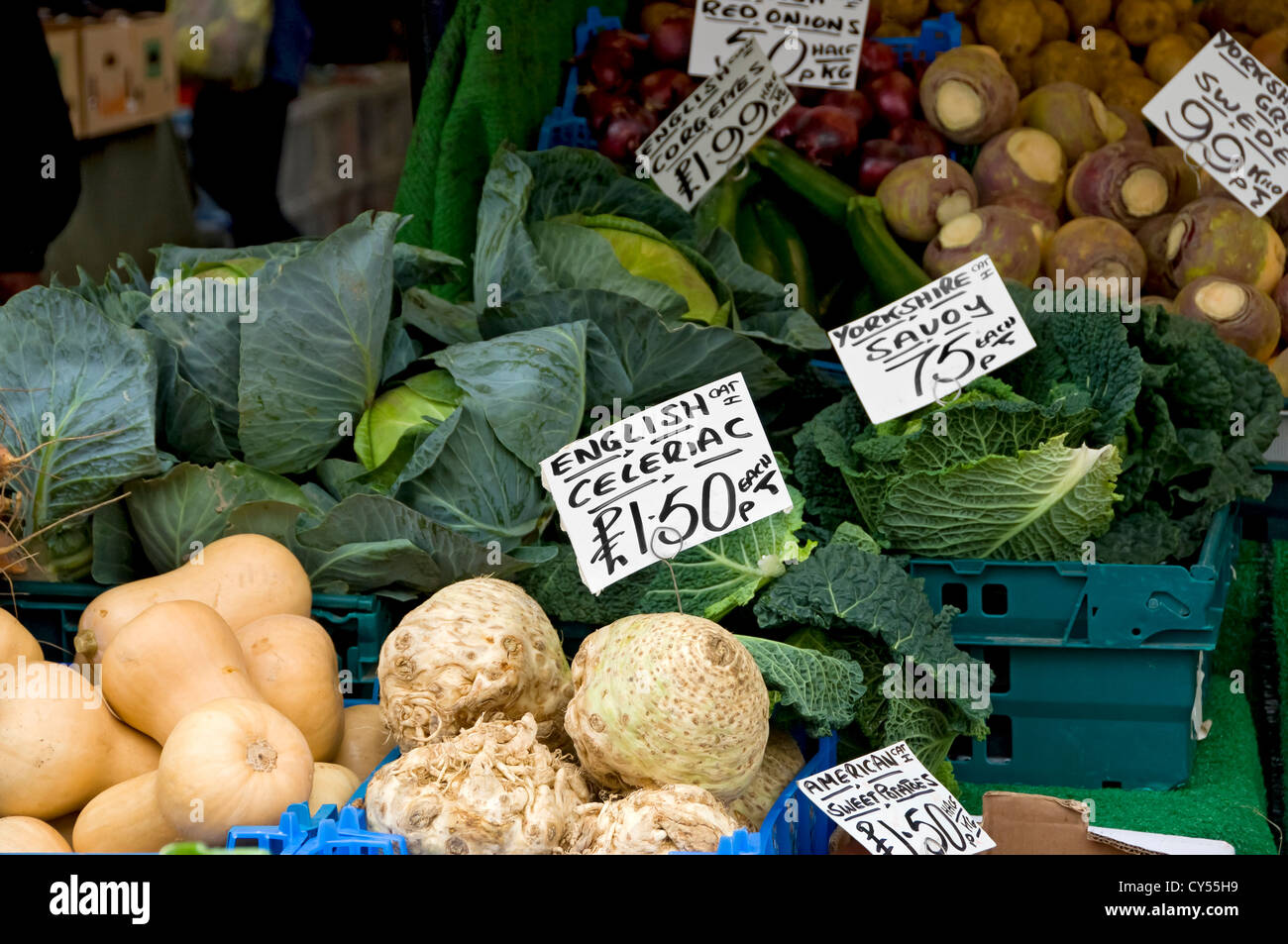 Primo piano di verdure locali coltivati verdura per Vendita in bancarella di mercato York North Yorkshire Inghilterra UK United Regno Unito Gran Bretagna Foto Stock