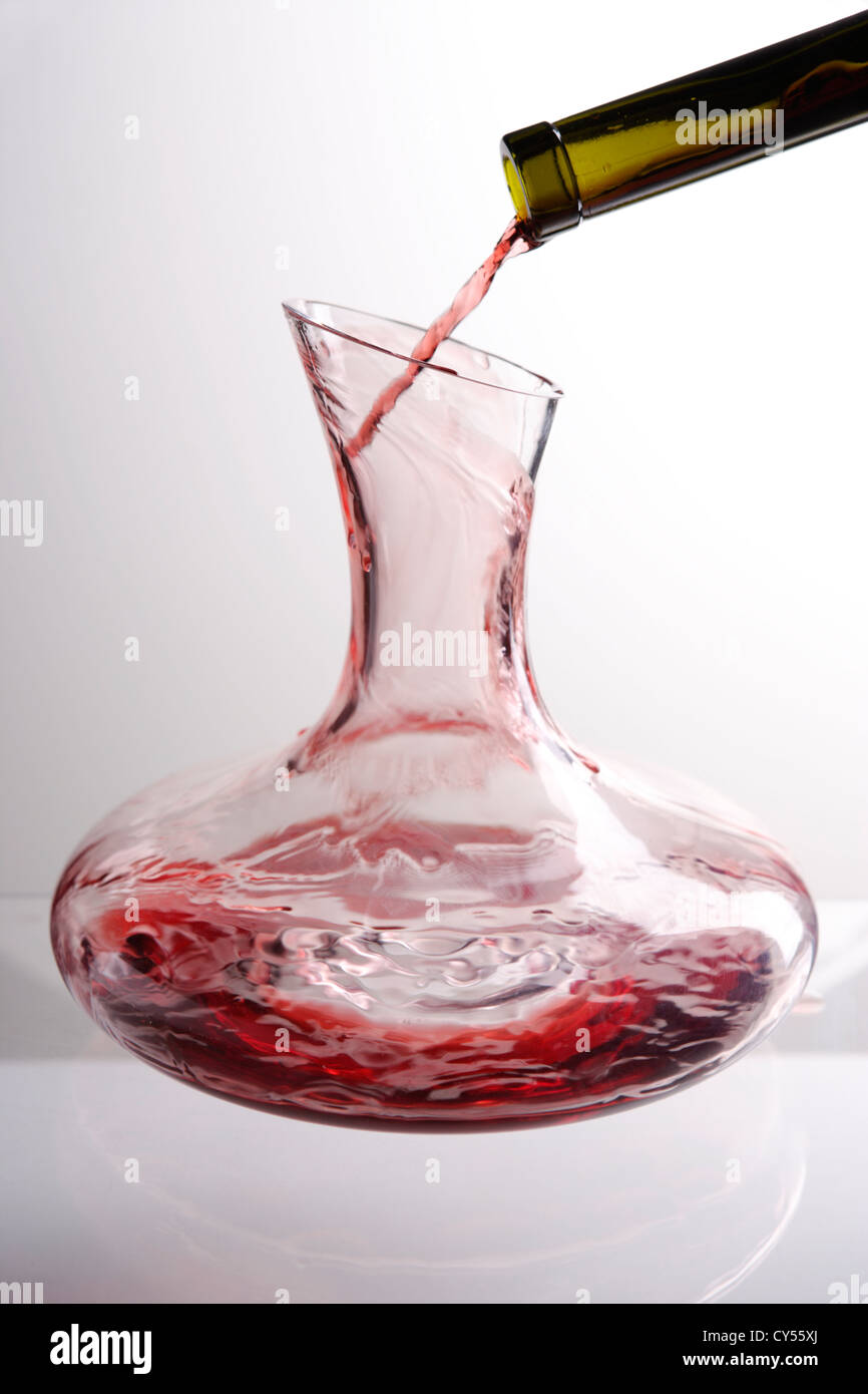 Il vino rosso è versata in un decantatore Foto stock - Alamy