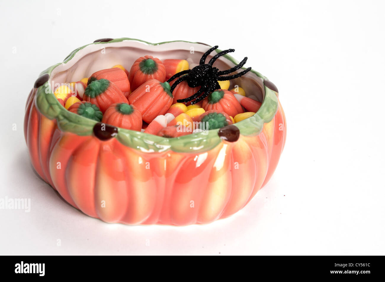 Cereali caramellati nel piatto di Halloween con nero Ragno giocattolo Foto  stock - Alamy