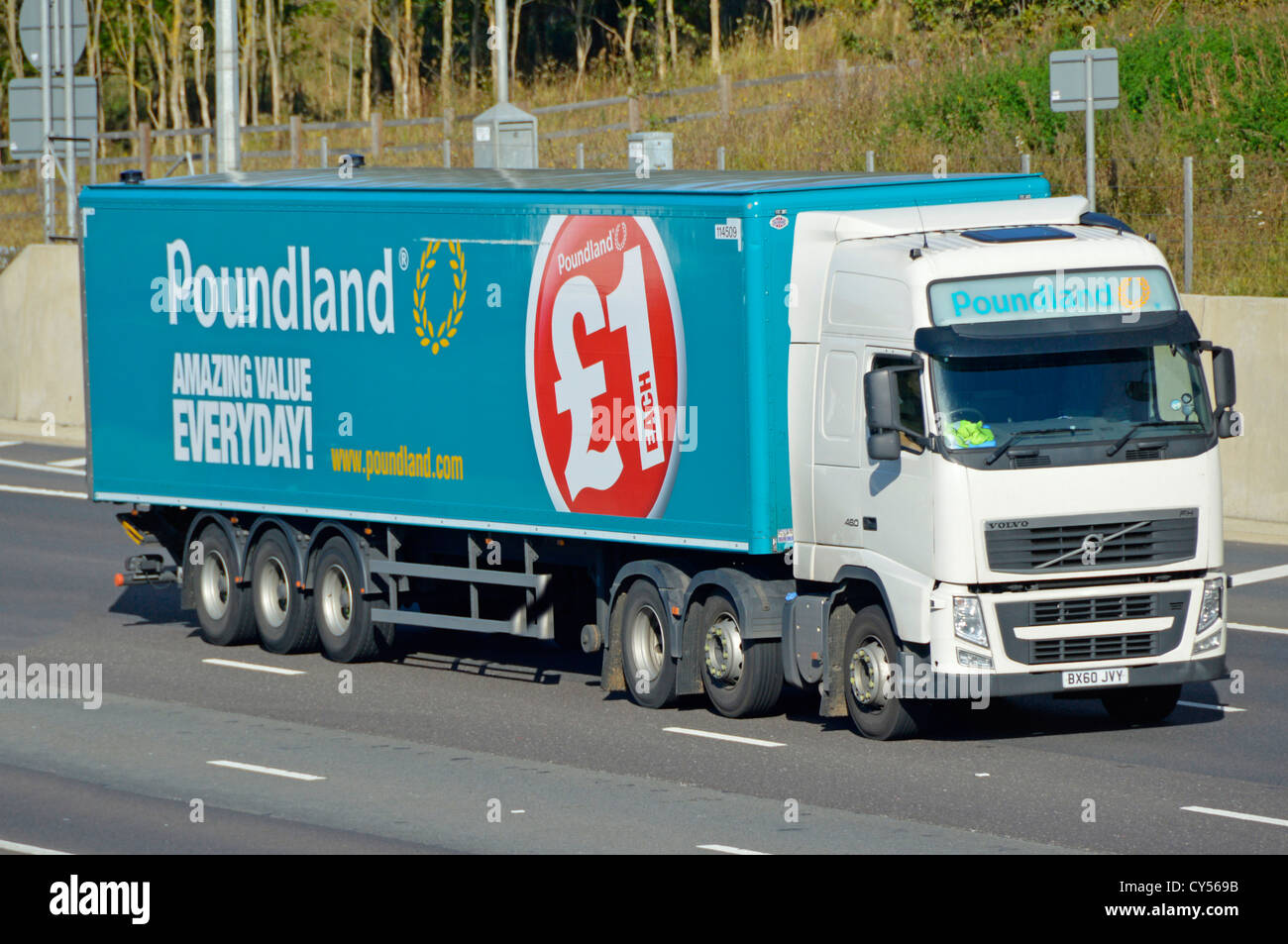 Rimorchio Poundland dietro Volvo unità di trazione in autostrada Foto Stock