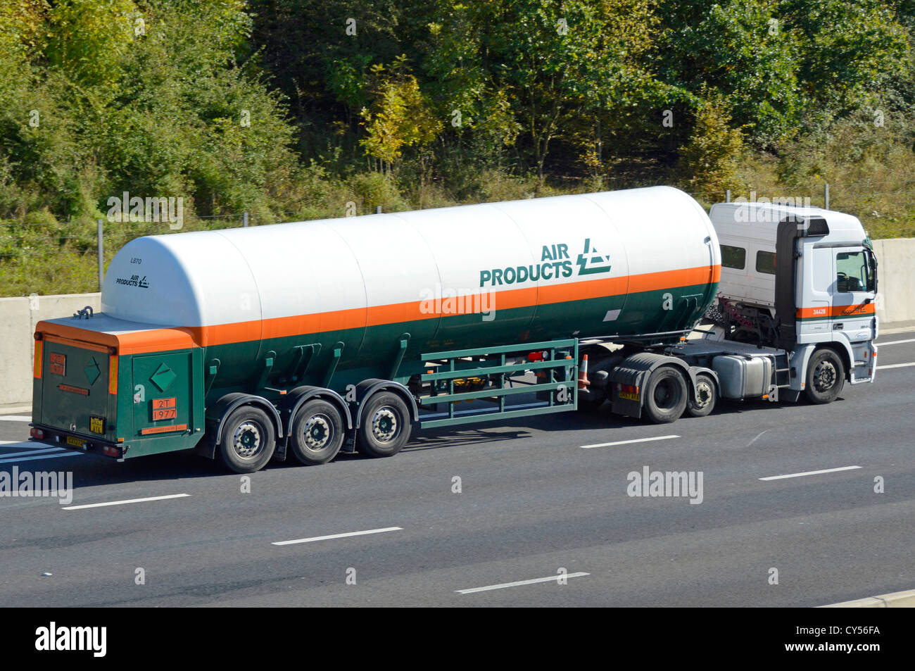 Prodotti per aria gas articolata cisterna rimorchio e camion su autostrada con Hazchem piastre dati Foto Stock