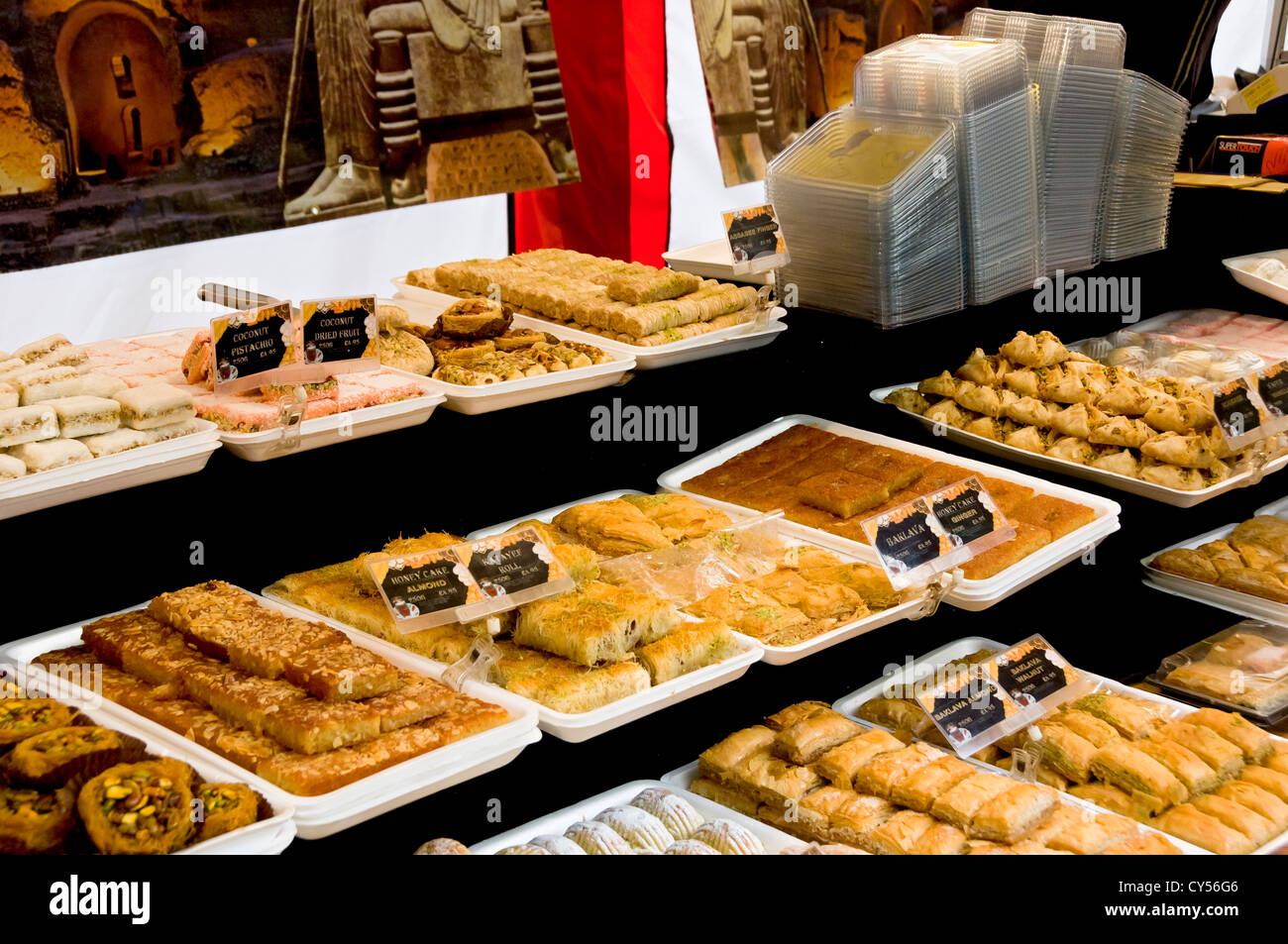 Torte e dolci freschi in vendita sul mercato continentale della panetteria Stall York North Yorkshire Inghilterra Regno Unito GB Great La Gran Bretagna Foto Stock