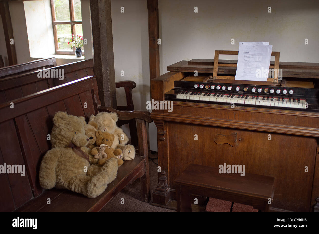 Organo da chiesa con orsetti di peluche seduto su un pew a Capel y Ffin nel Parco Nazionale di Brecon Beacons Wales UK cappella interna Foto Stock