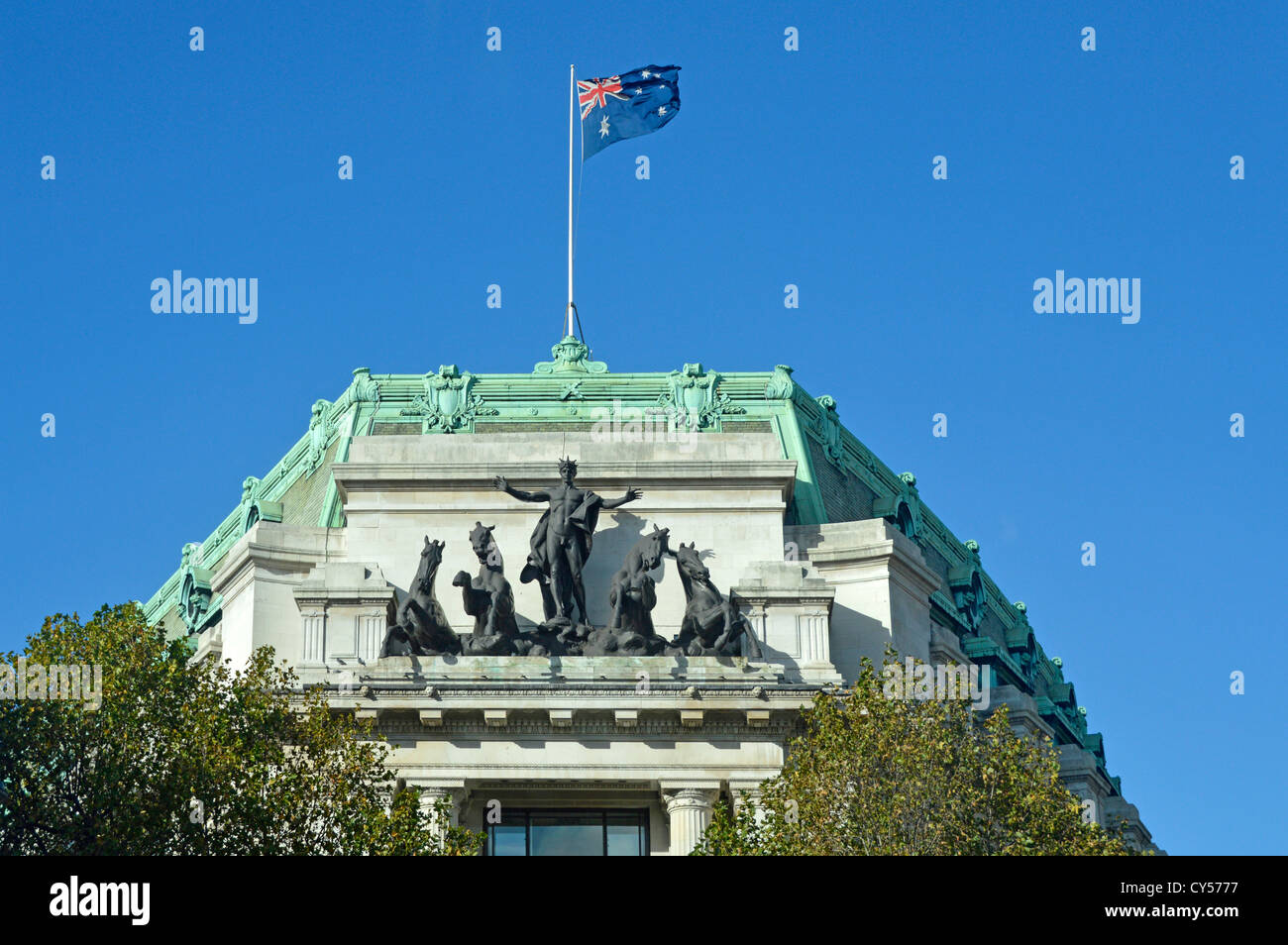 Australia casa dettaglio del tetto (sopra l'ingresso principale) mostra la scultura e la bandiera nazionale Foto Stock
