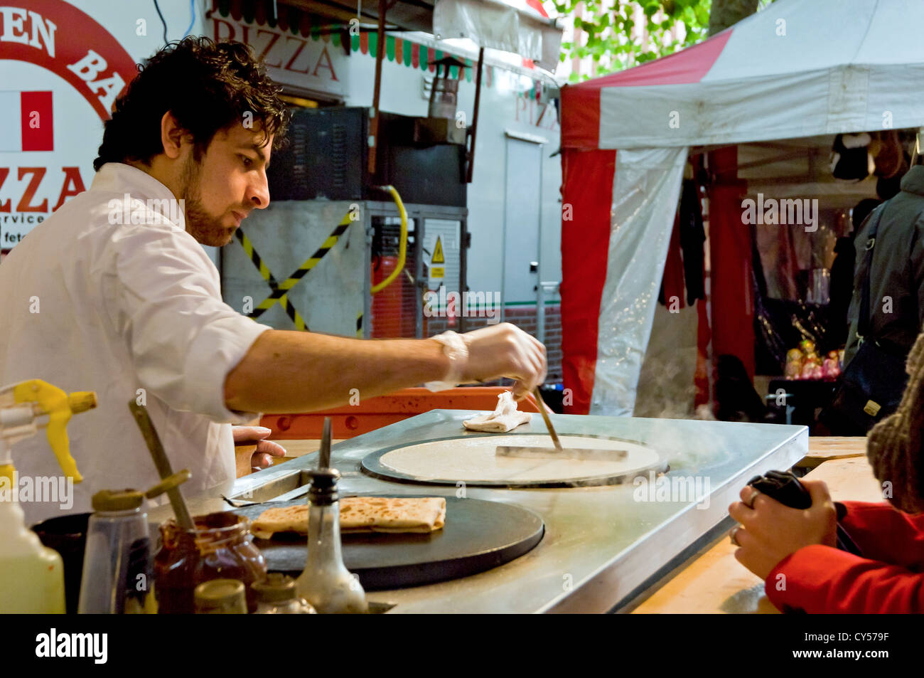 Uomo facendo crepes frittelle sul mercato continentale stallo York North Yorkshire Inghilterra Regno Unito GB Gran Bretagna Foto Stock