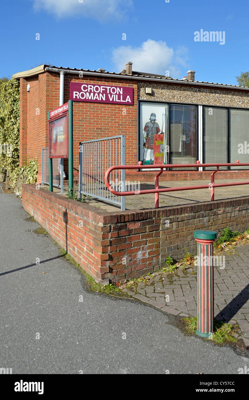 Edificio e centro visitatori che copre la Crofton Villa Romana resti di dieci camere esposte dopo lo scavo archeologico Orpington Kent England Regno Unito Foto Stock