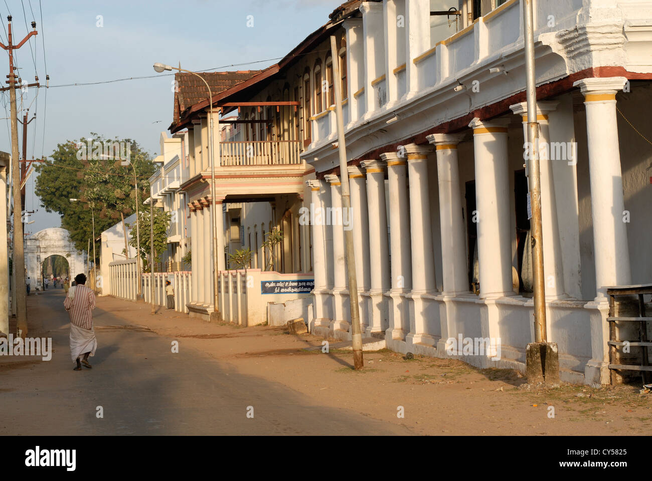 Strutture coloniali in King Street,la strada principale che conduce dalla porta alla spiaggia , Tranquebar, Tamil Nadu, India Foto Stock