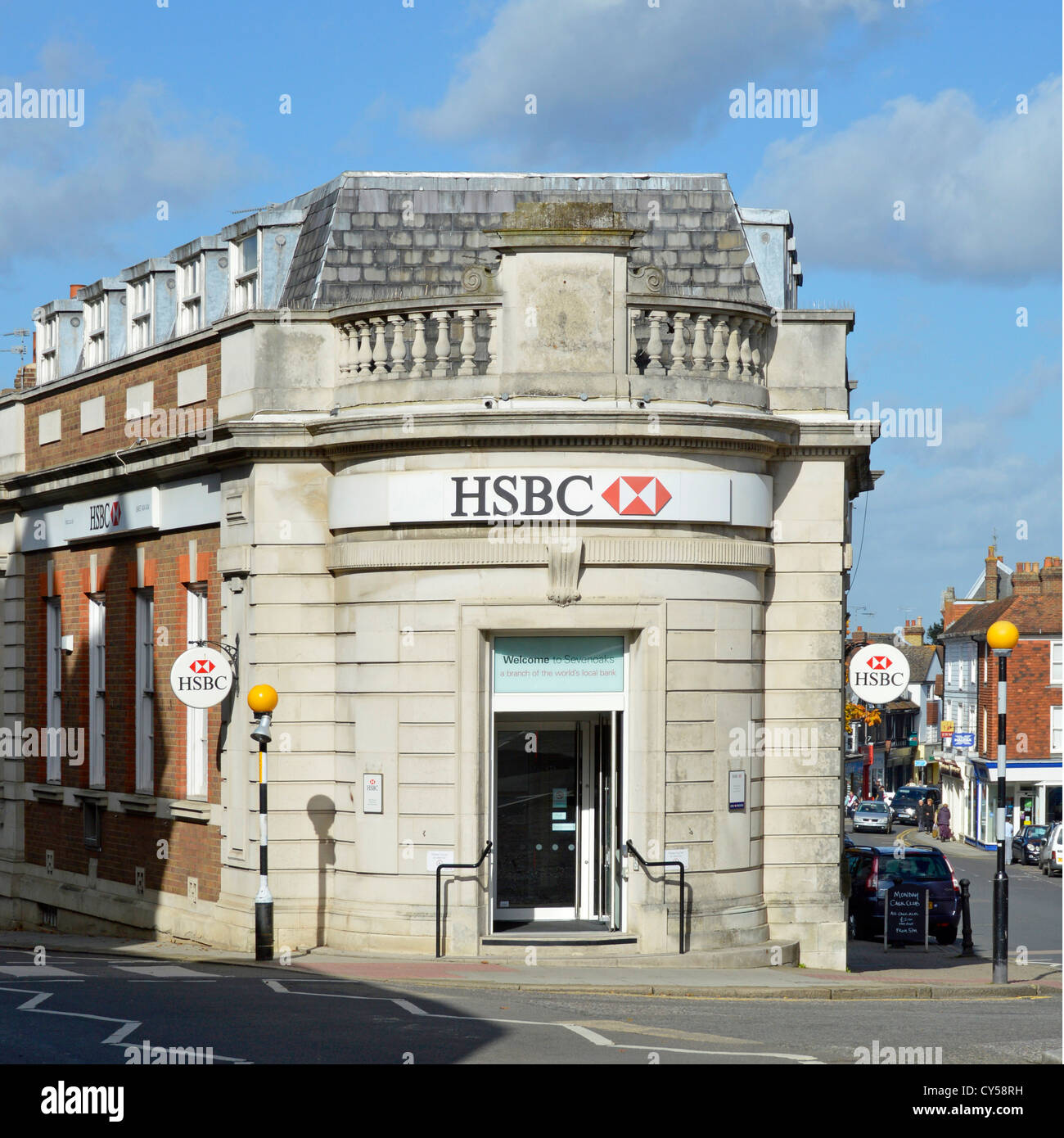 HSBC high street filiale di banca locali sul sito ad angolo Foto Stock