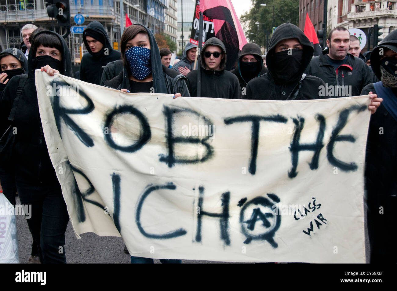 Anarchico Black Bloc perturbare Anti-austerità e anti tagli protesta organizzata dalla TUC hanno marciato attraverso il centro di Londra Ott 201 Foto Stock