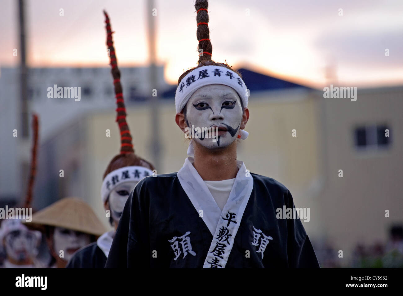Un esecutore di eisa conosciuto come 'chondara' cammina lungo un percorso durante una prestazione recente. Foto Stock