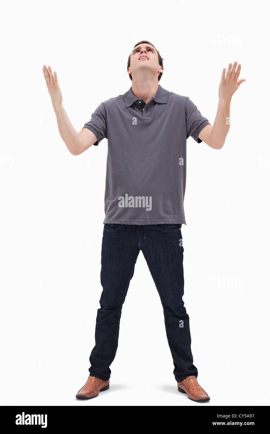 Uomo che guarda fino al cielo Foto Stock