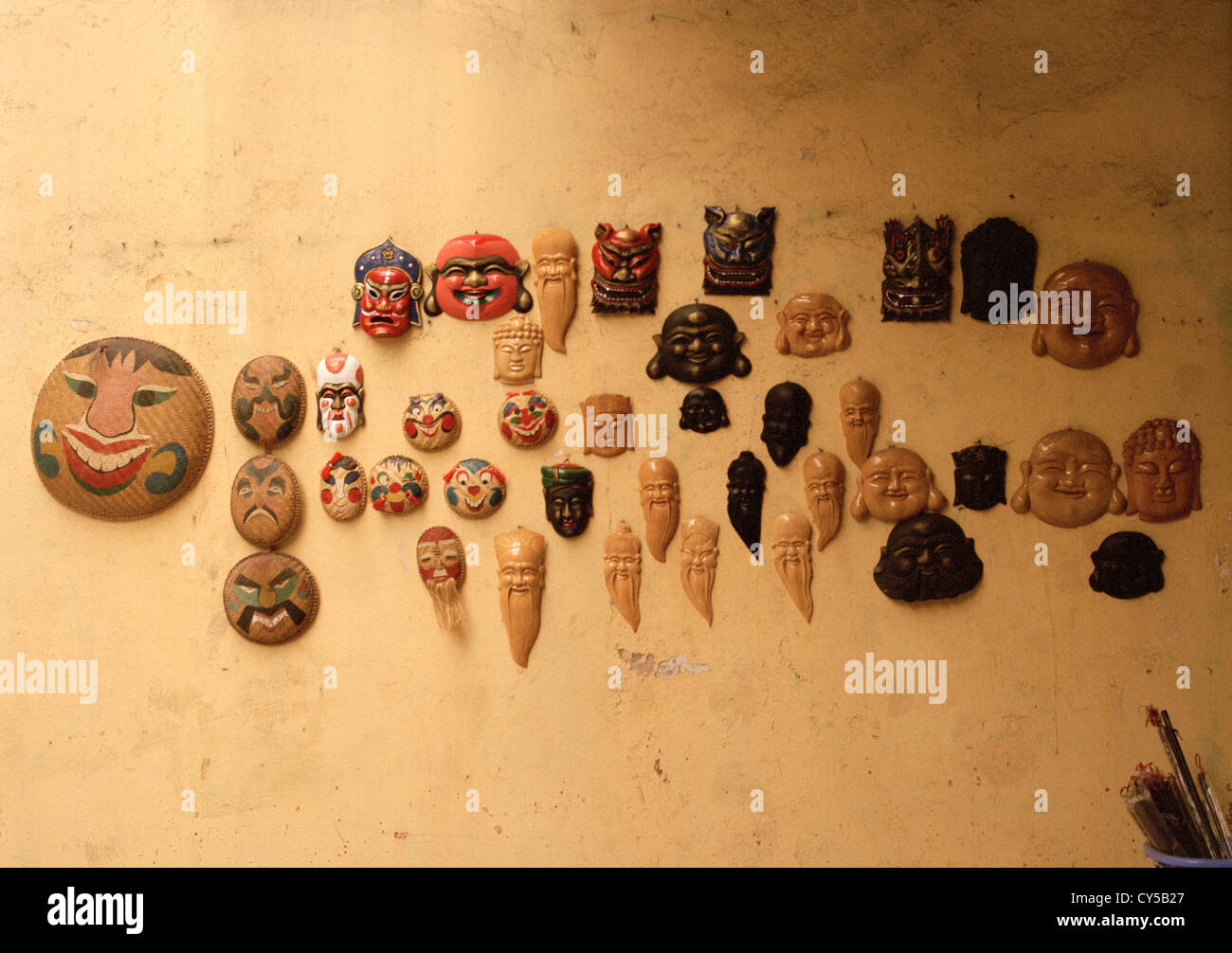 Fotografia di viaggio - Maschere in una scena di strada nel quartiere vecchio Hanoi nel Vietnam del Sud-est asiatico in Estremo Oriente. La quiete della cultura Foto Stock