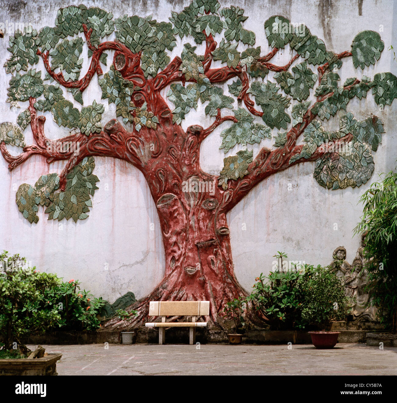 Fotografia di viaggio - una strada tranquilla scena di arte di albero ad Hanoi nel Vietnam del Sud-est asiatico in Estremo Oriente. Natura quiete e serenità Foto Stock