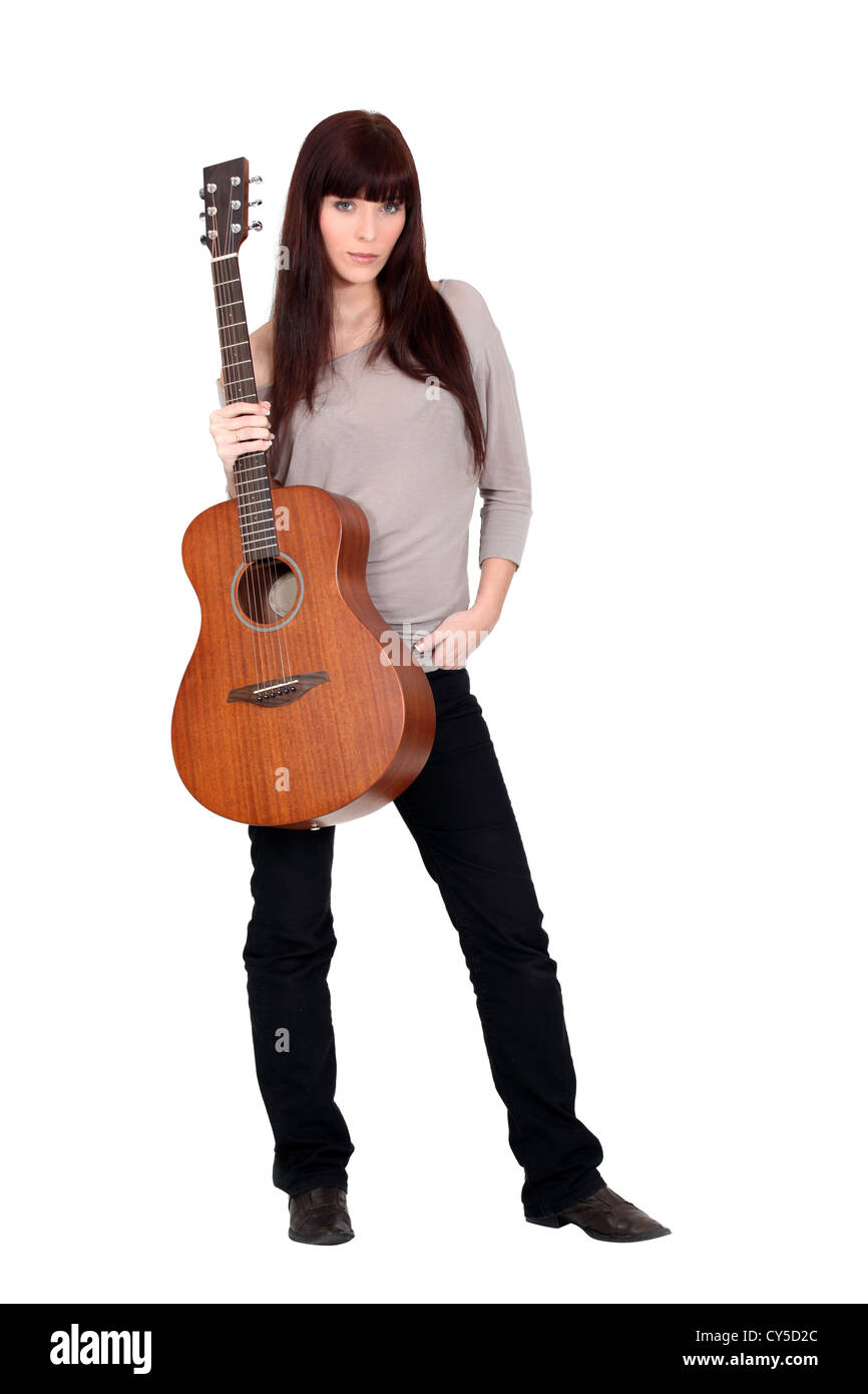 Artista femminile in posa con la chitarra Foto Stock