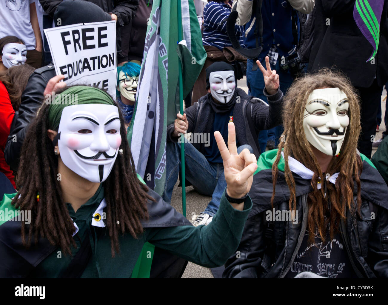 Anarchico Black Bloc perturbare Anti-austerità e anti tagli protesta organizzata dalla TUC hanno marciato attraverso il centro di Londra Foto Stock