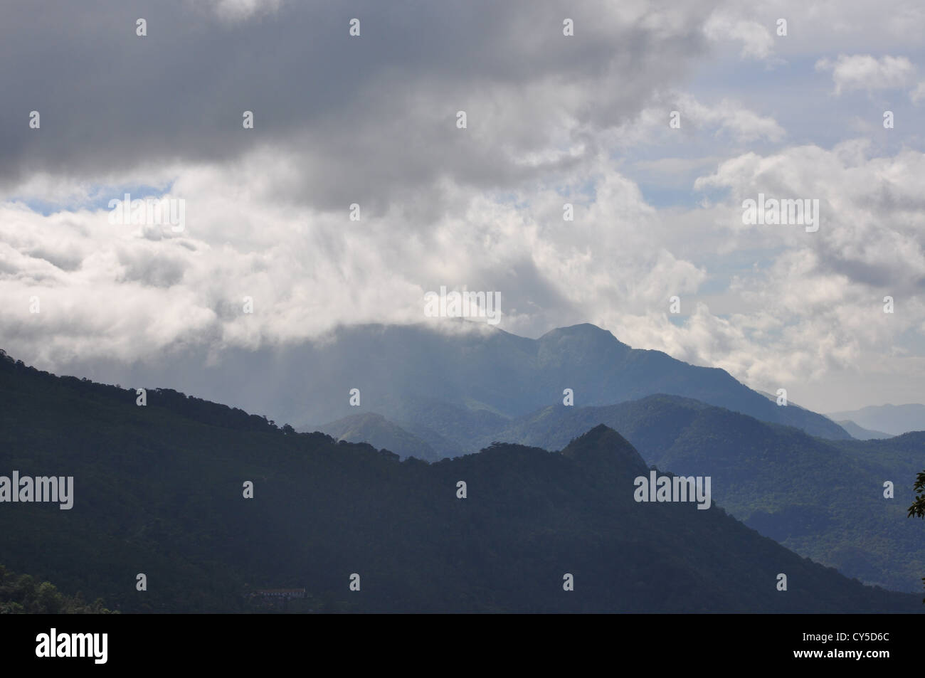 Nuvole di monsone vela sopra le colline di Ponmudi Foto Stock