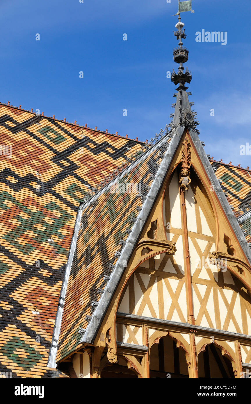 Beaune, Hospices de Beaune, Hotel Dieu, tetto in piastrelle verniciate multicolore nel cortile. Cote d'Or. Bourgogne, Franche Comte. Francia Foto Stock
