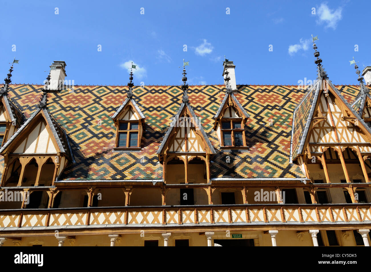 Beaune, Hospices de Beaune, Hotel Dieu, tetto in piastrelle verniciate multicolore nel cortile. Cote d'Or. Bourgogne, Franche Comte. Francia Foto Stock