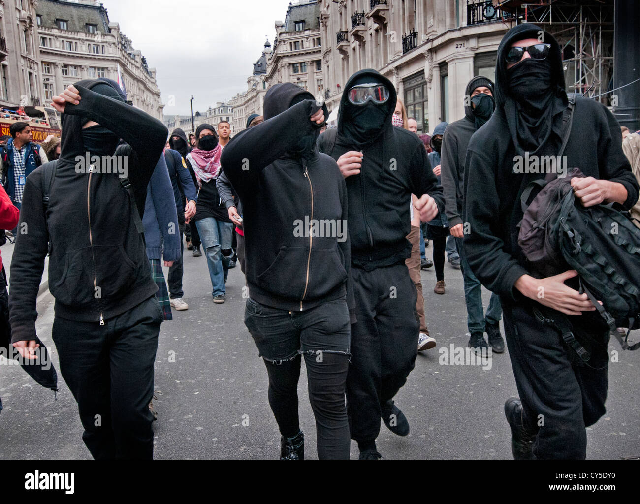 Anarchico Black Bloc perturbare Anti-austerità e anti tagli protesta organizzata dalla TUC hanno marciato attraverso il centro di Londra Ott 201 Foto Stock