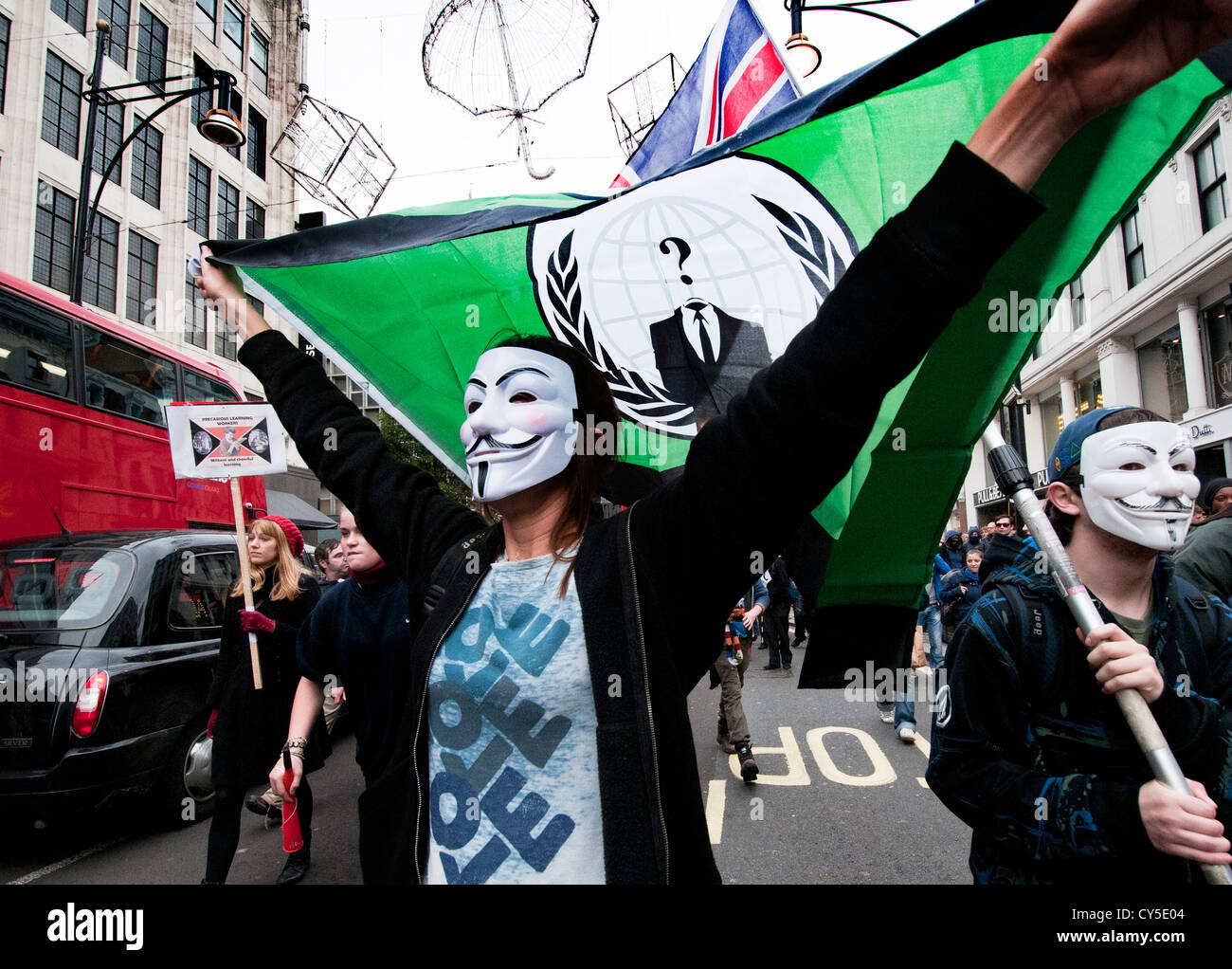 Anarchico blocco nero a anti-austerità e anti tagli protesta organizzata dalla TUC hanno marciato attraverso il centro di Londra ott Foto Stock