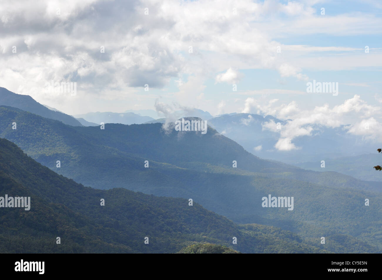 Le nuvole navigano tra le montagne Foto Stock