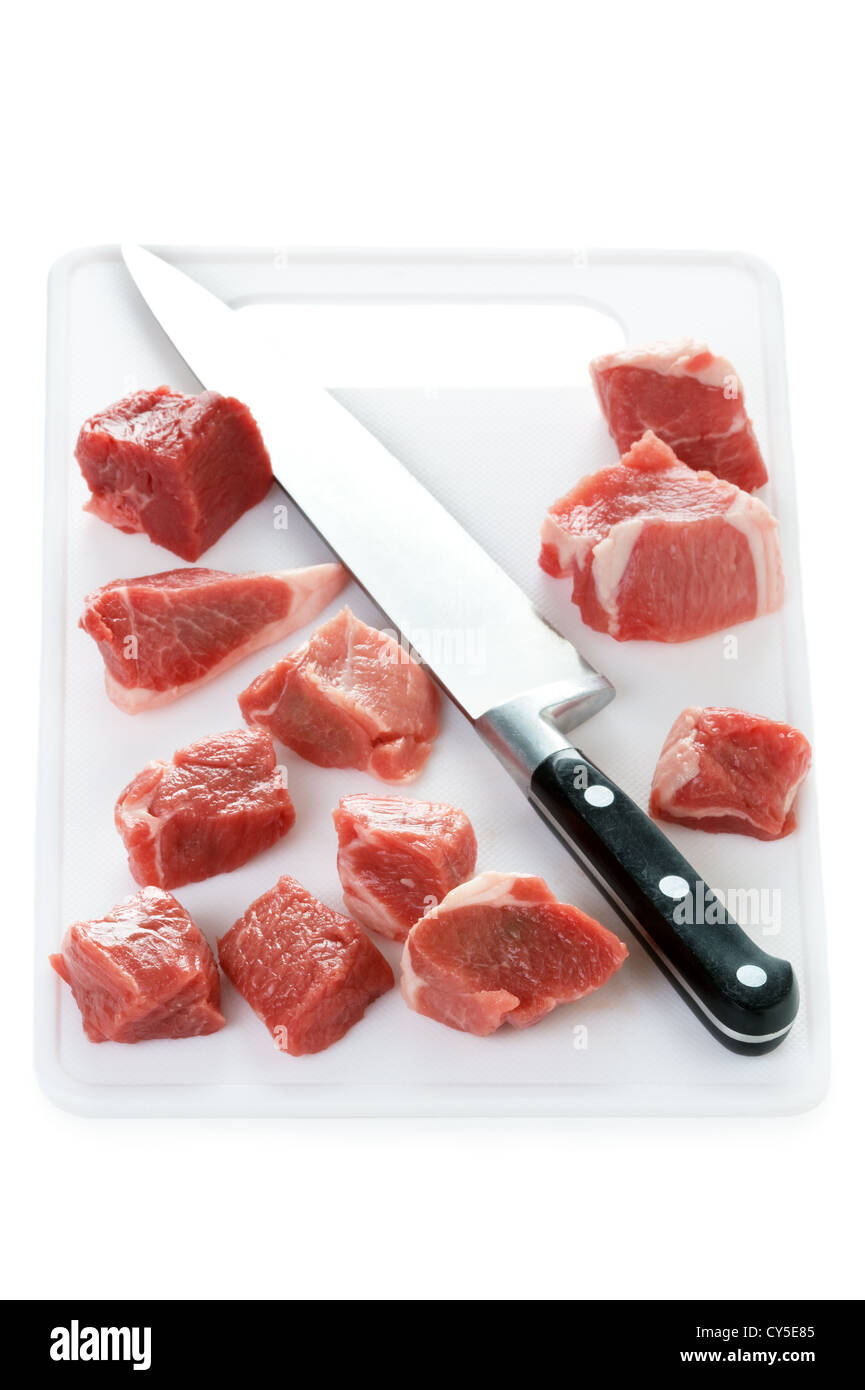 Materie carne di agnello tagliato a cubetti isolati su sfondo bianco Foto Stock
