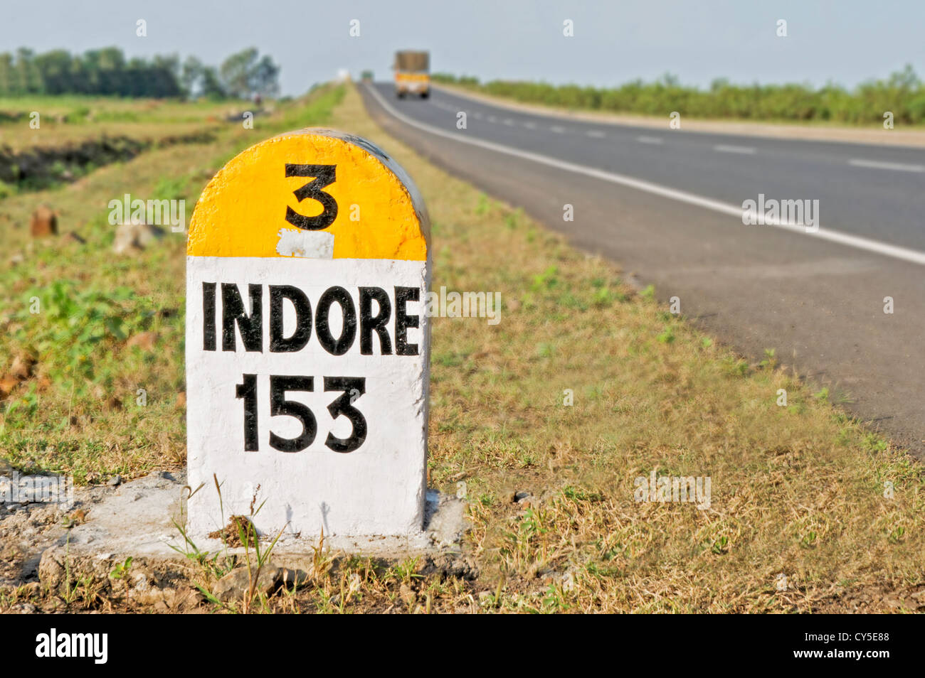 Cattura orizzontale di 153 chilometri di Indore pietra miliare sulla strada nazionale 3 da Mumbai a Indore, Agra Road, India Foto Stock