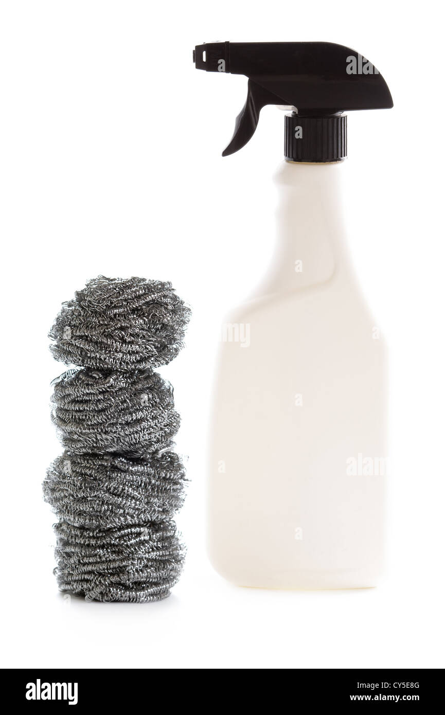Spray per la pulizia di bottiglie e spugnette isolato su uno sfondo bianco Foto Stock