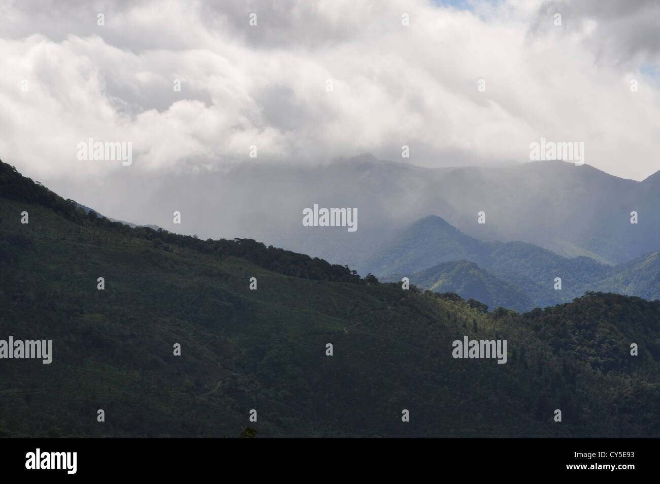 Nuvole di monsone flirt con le montagne Foto Stock