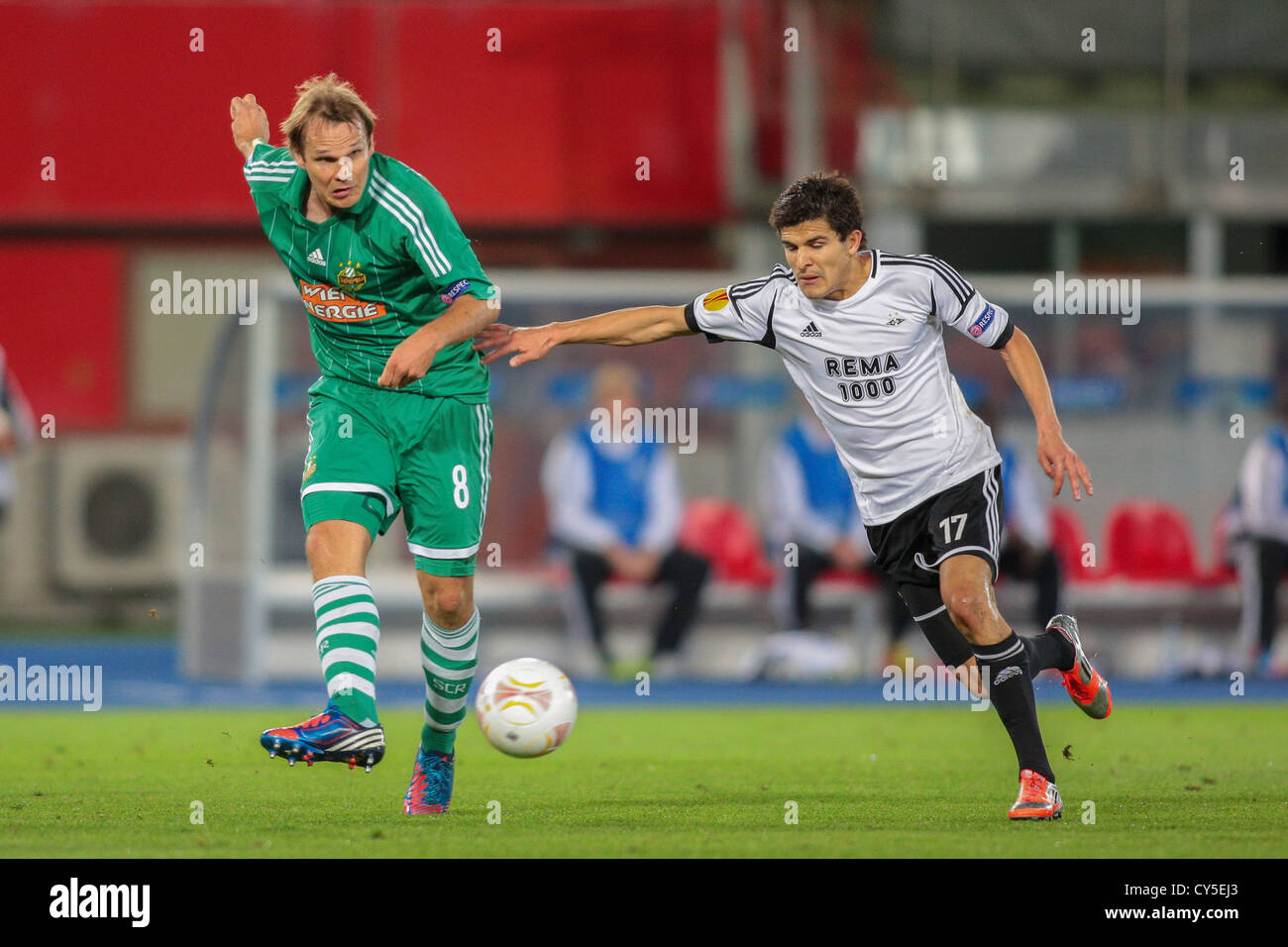 VIENNA, Austria - 20 settembre Markus Heikkinen (#8) Rapido e Tarik Elyounoussi (#17 Trondheim) lotta per la palla. Foto Stock