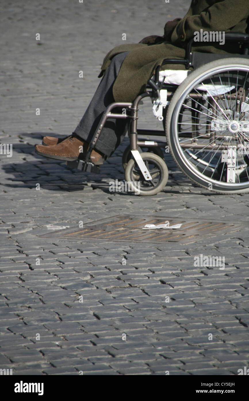 Dettaglio del vecchio uomo in sedia a rotelle in strada Foto Stock